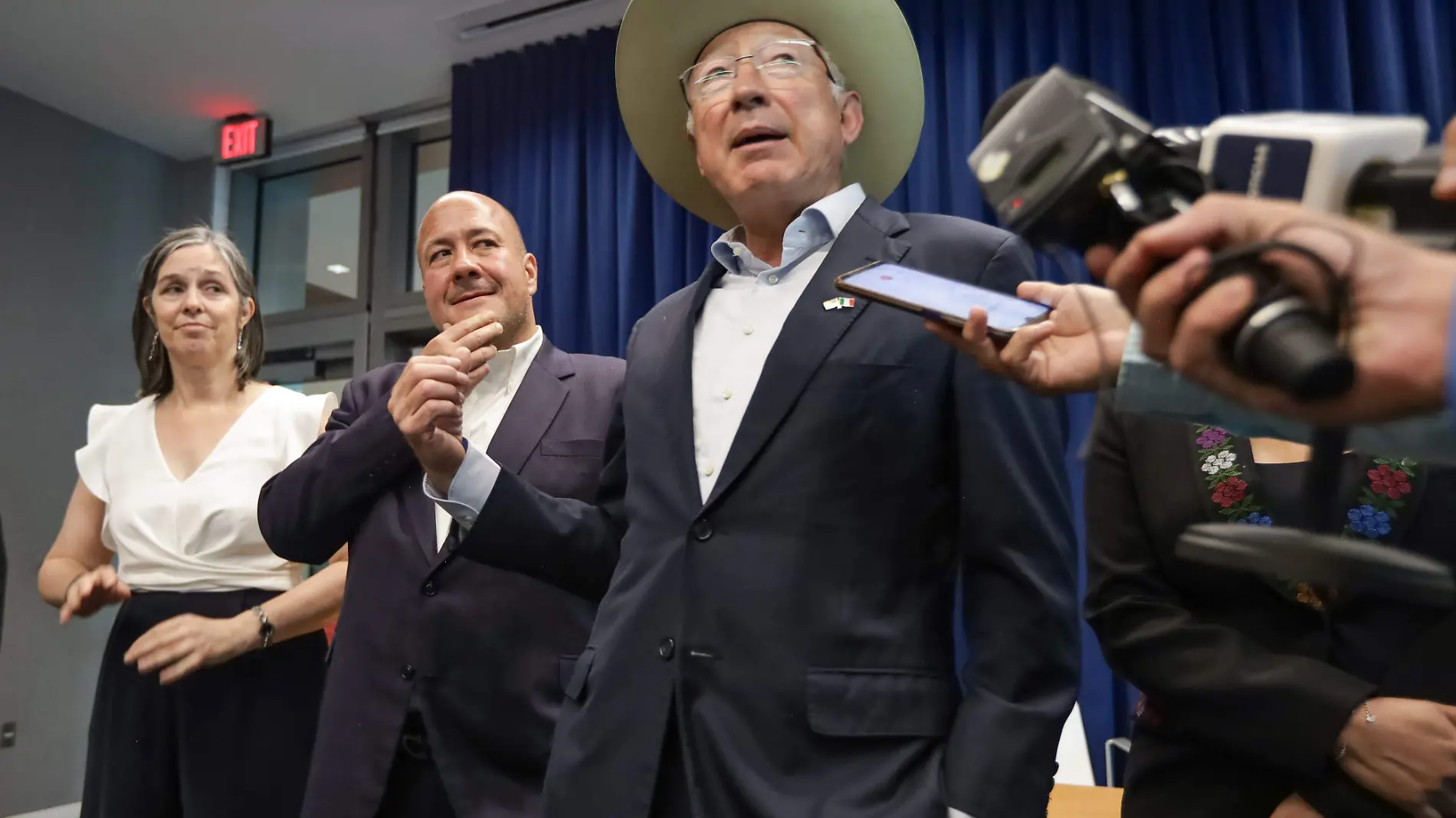 Alfaro y Ken Salazar en la inauguración del consulado americano en Guadalajara